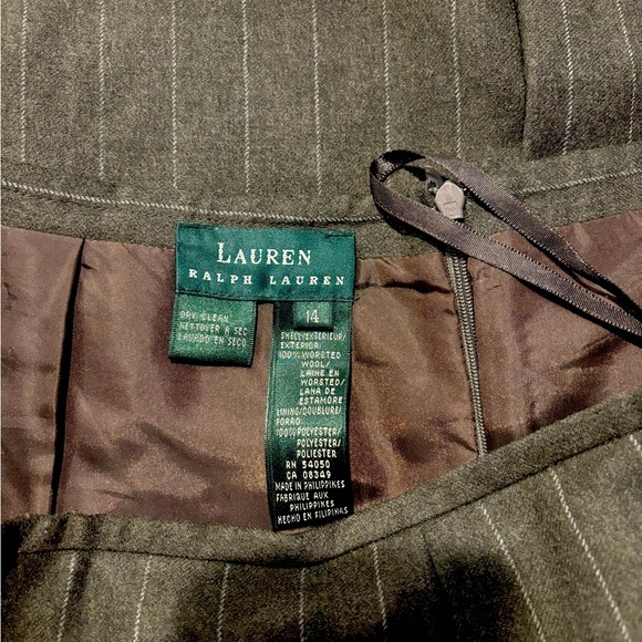Lauren Ralph Lauren 100%
Worsted Wool Pencil Skirt Size 14
Charcoal Gray Striped - Picture 4 of 11